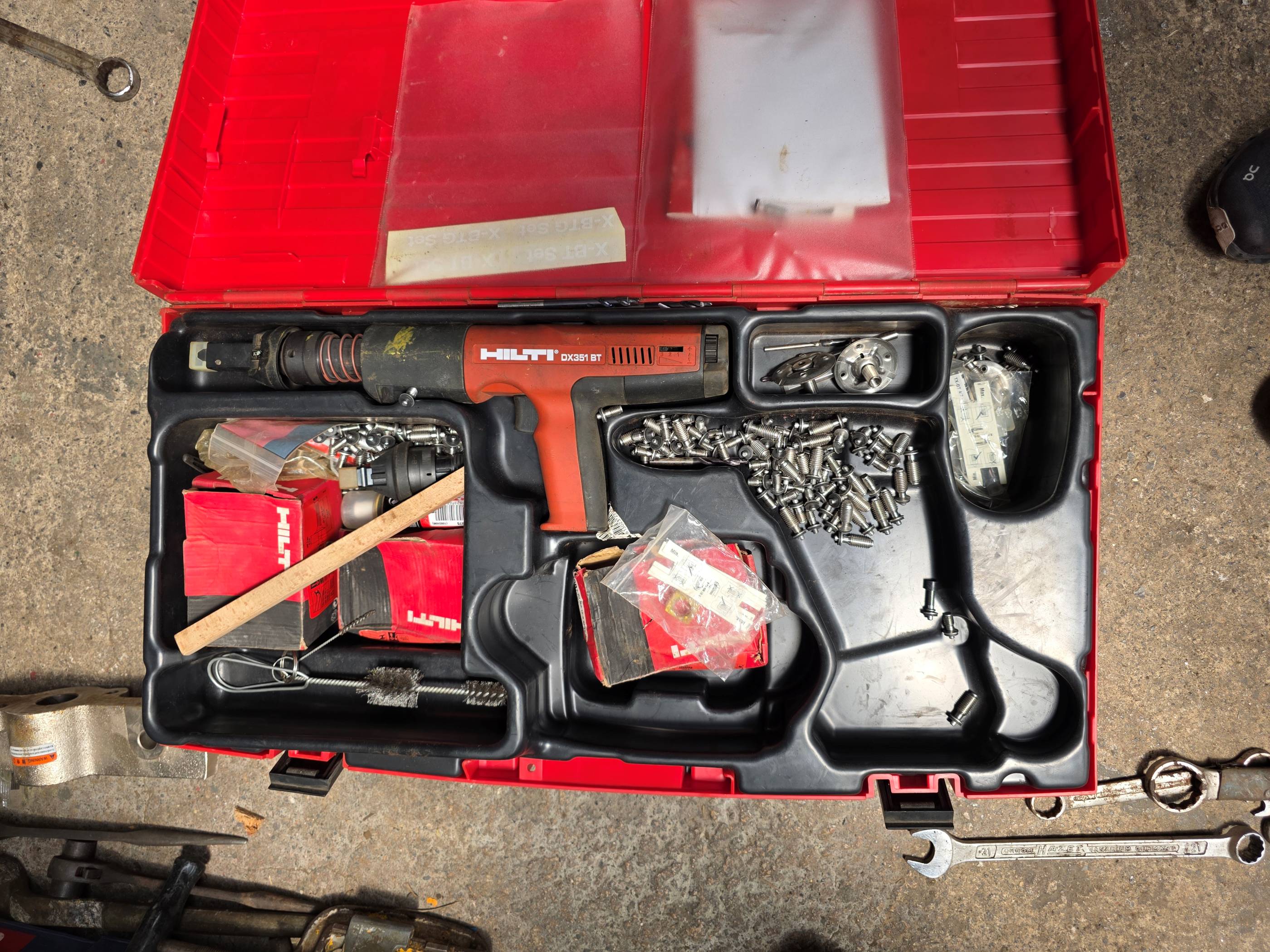 Hilti DX 351-BT Barutlu Çivi Çakma Tabancası