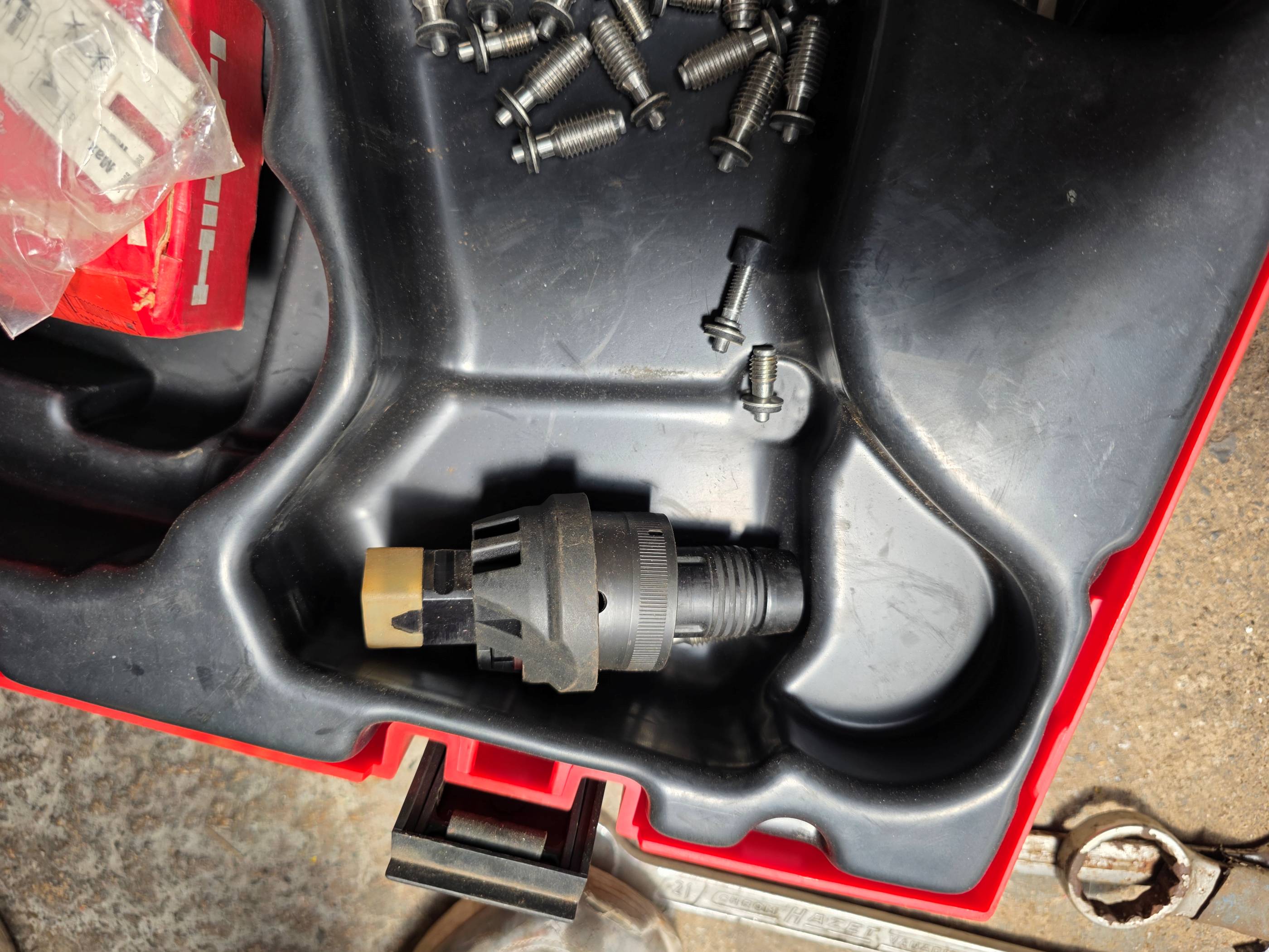 Hilti DX 351-BT Barutlu Çivi Çakma Tabancası