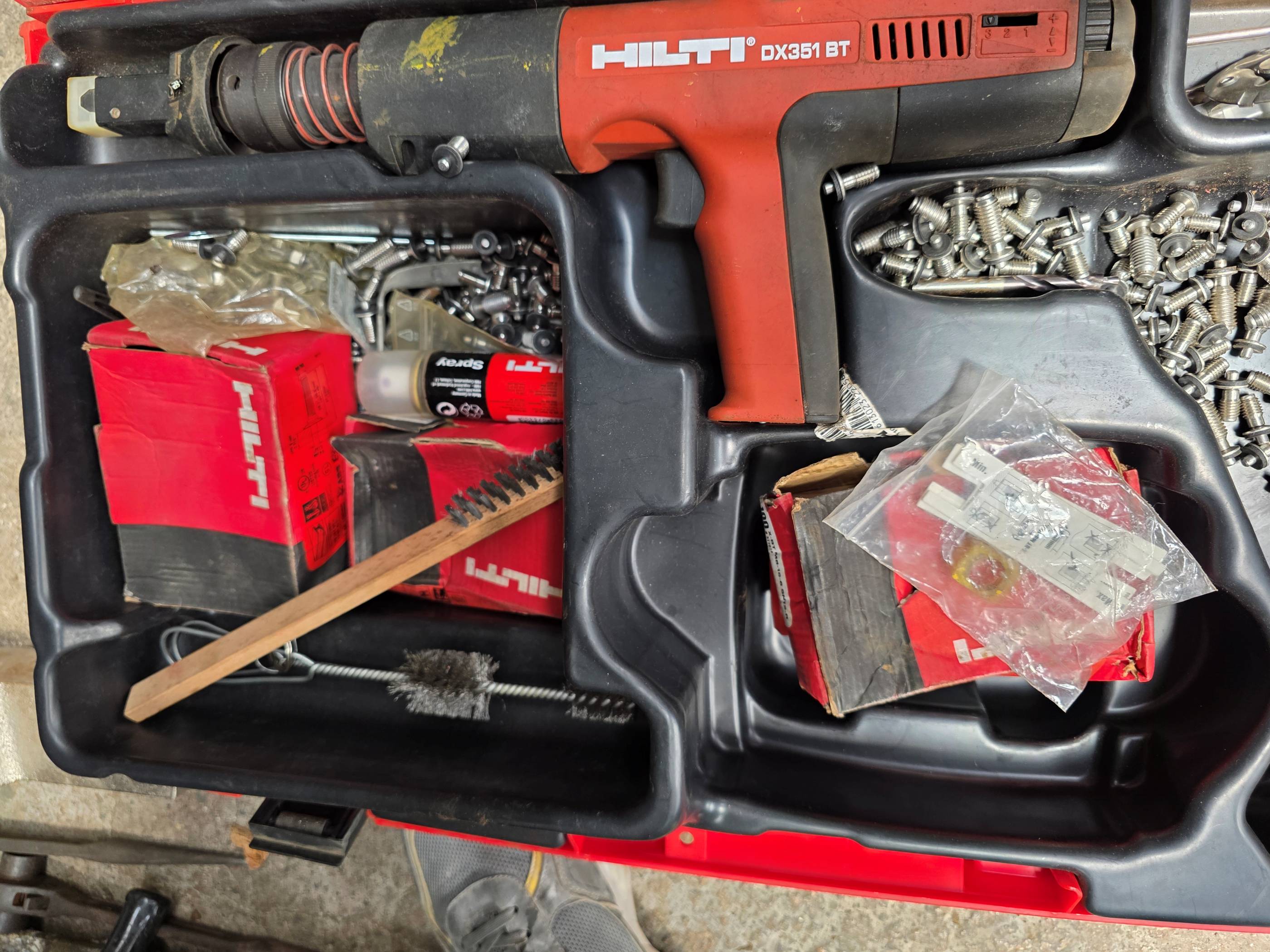 Hilti DX 351-BT Barutlu Çivi Çakma Tabancası