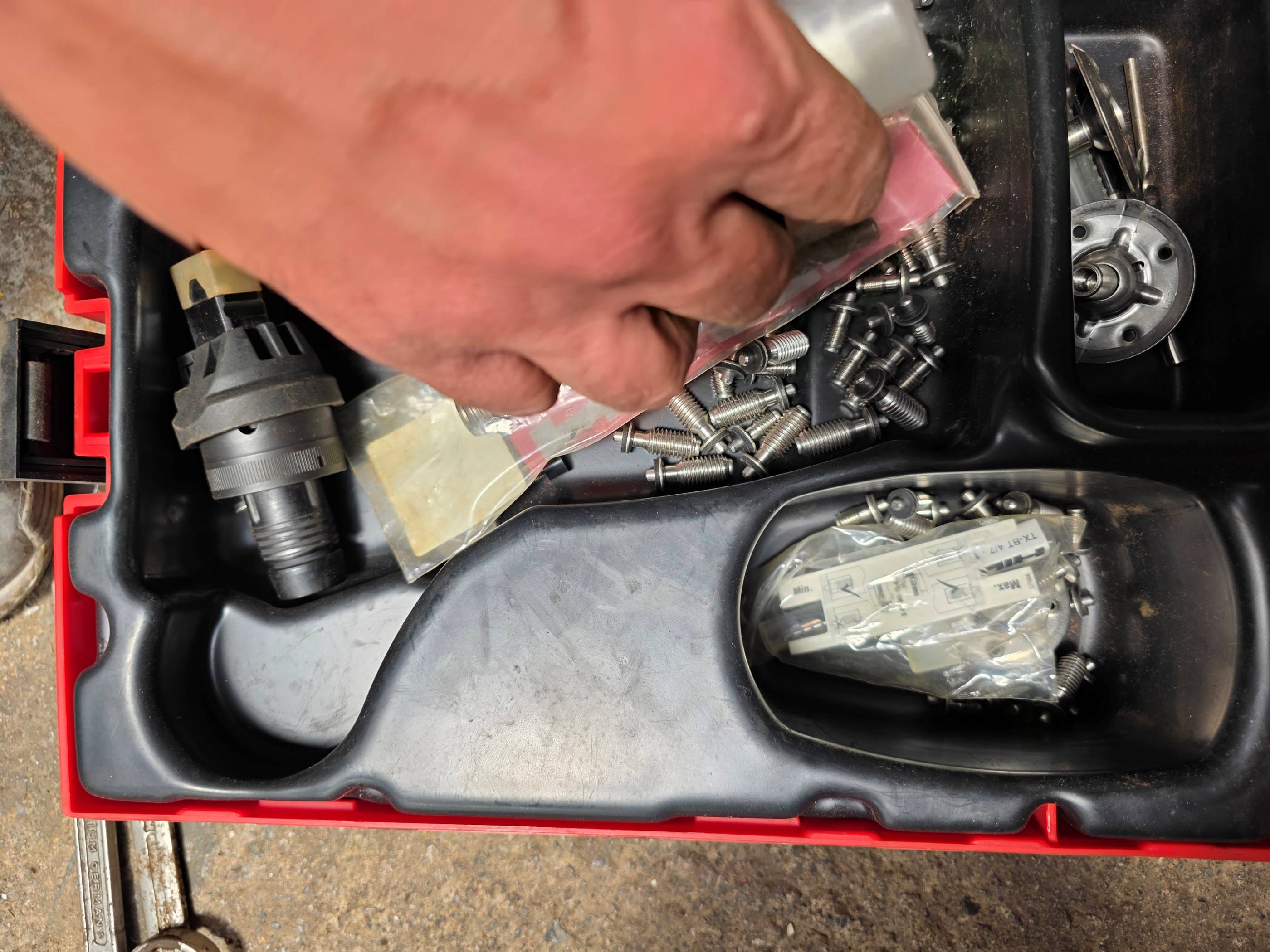 Hilti DX 351-BT Barutlu Çivi Çakma Tabancası