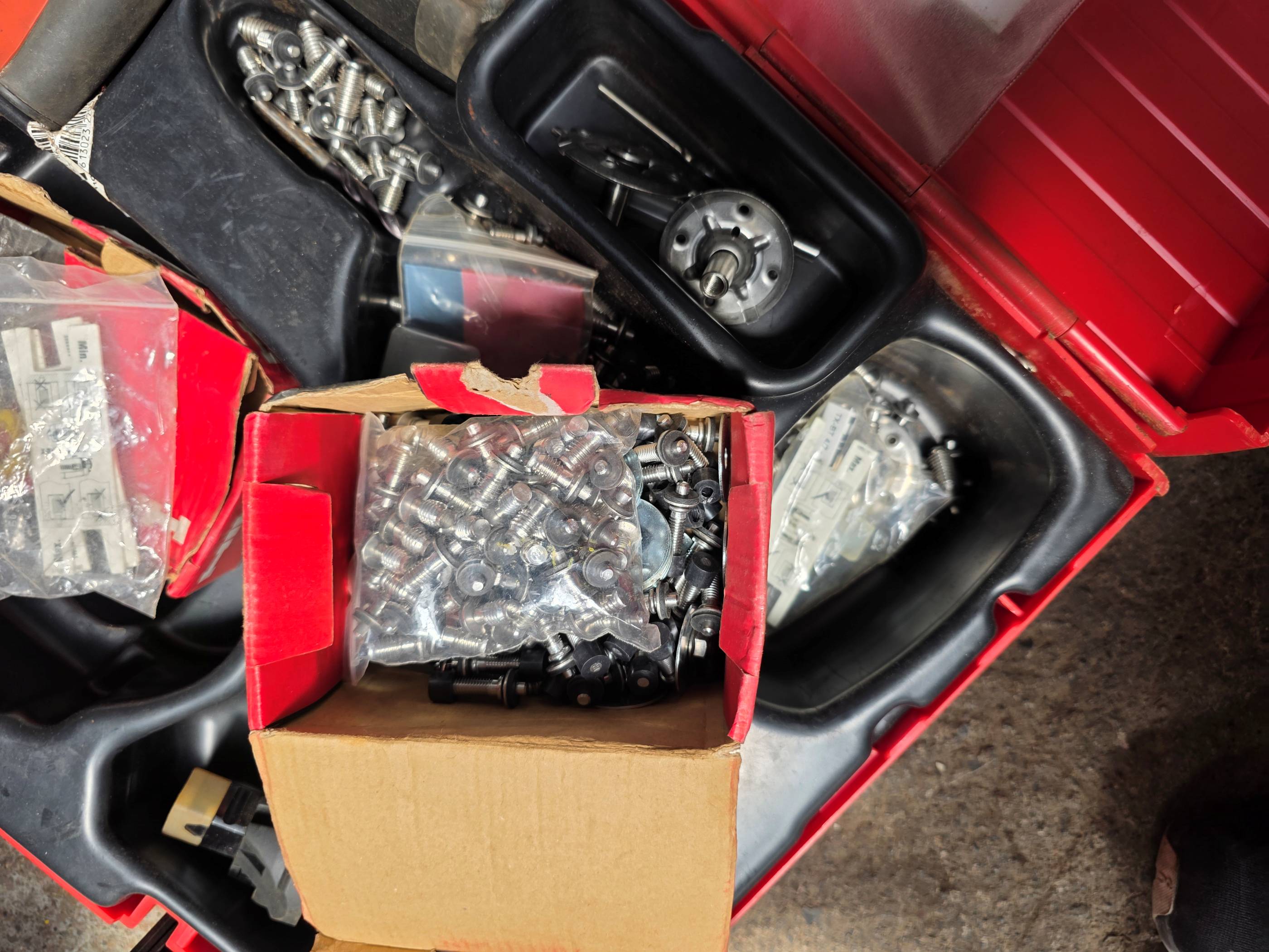 Hilti DX 351-BT Barutlu Çivi Çakma Tabancası