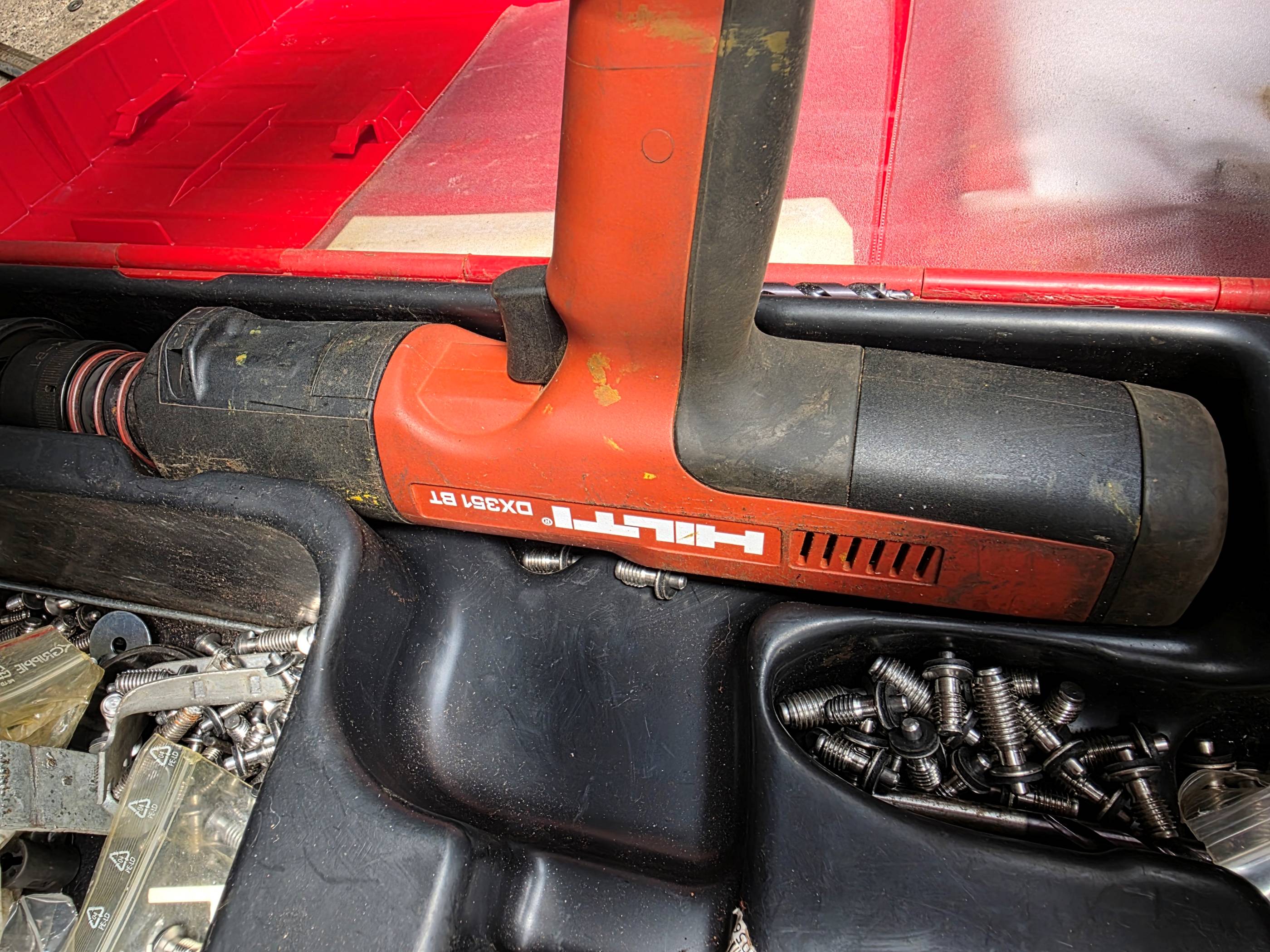 Hilti DX 351-BT Barutlu Çivi Çakma Tabancası