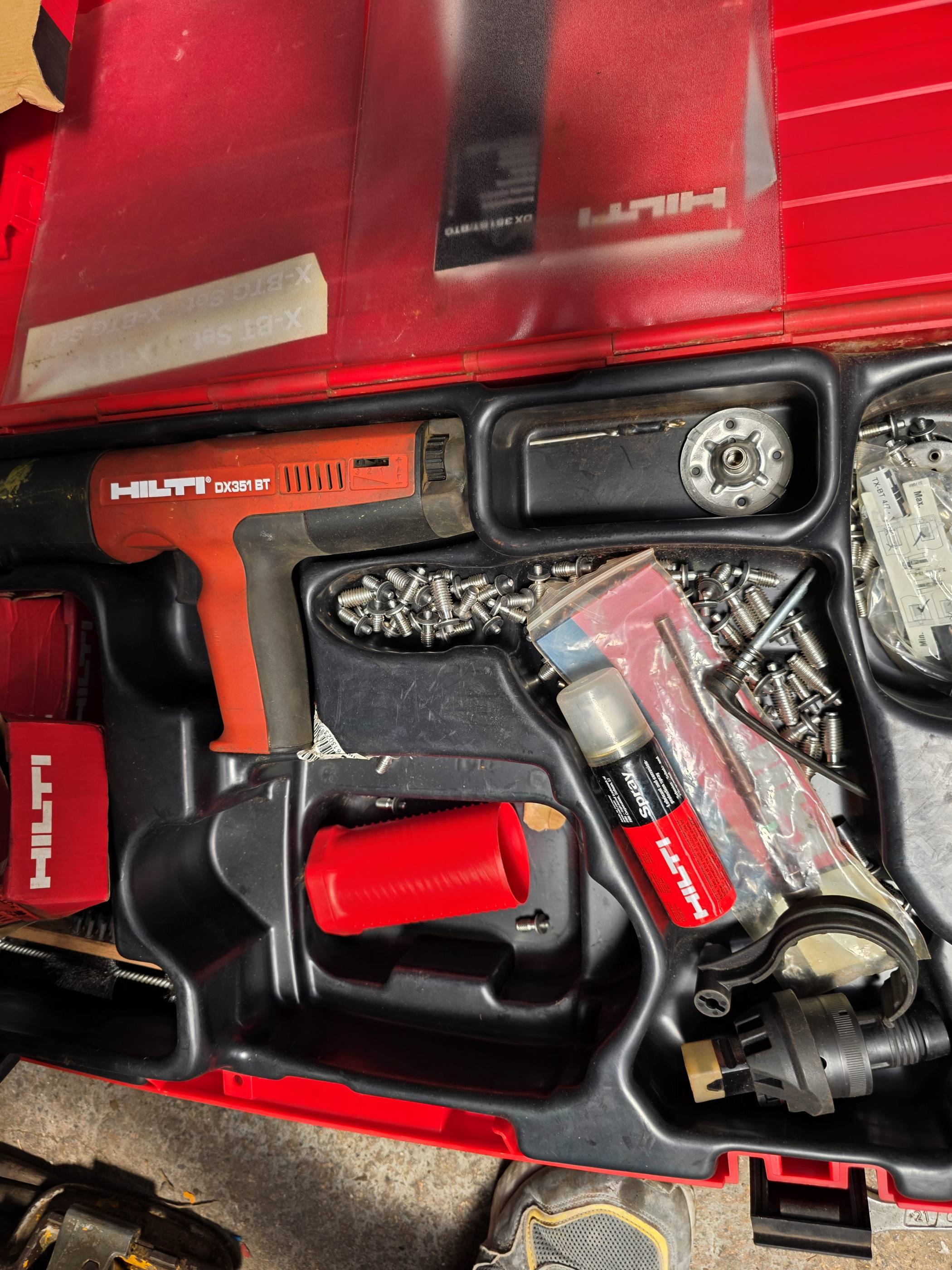 Hilti DX 351-BT Barutlu Çivi Çakma Tabancası