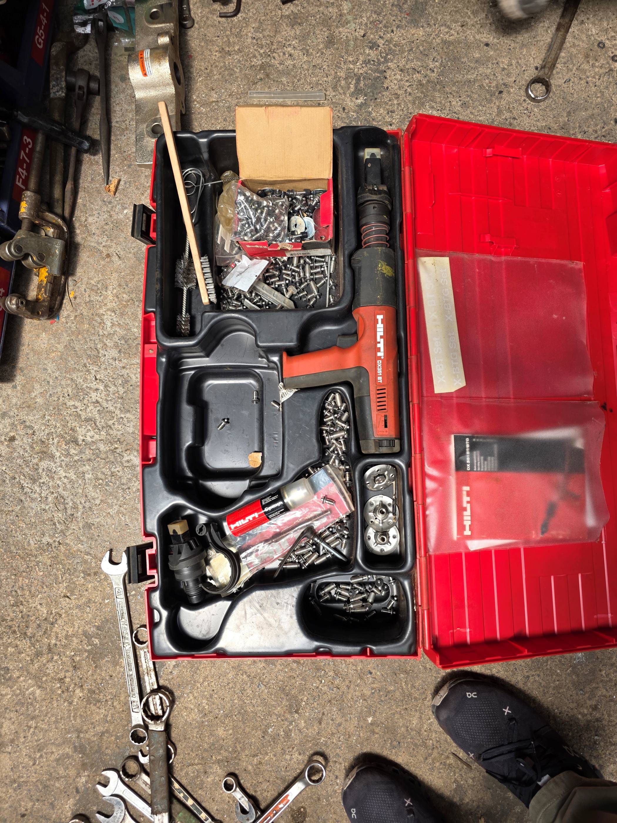 Hilti DX 351-BT Barutlu Çivi Çakma Tabancası