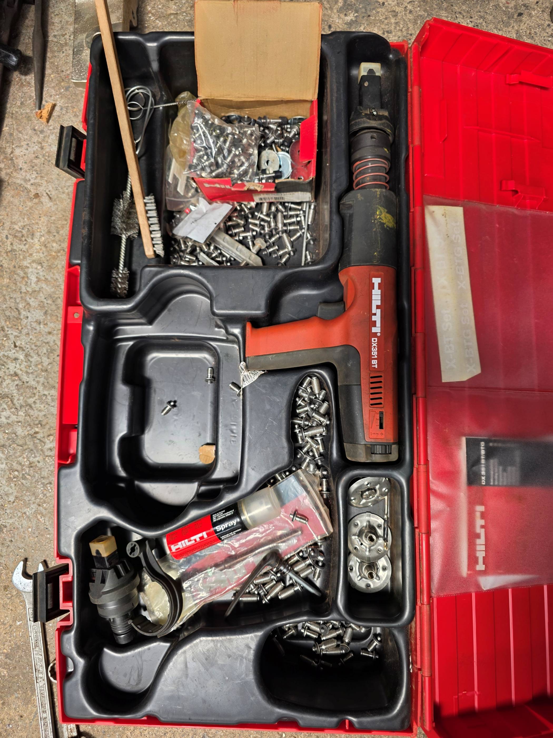 Hilti DX 351-BT Barutlu Çivi Çakma Tabancası