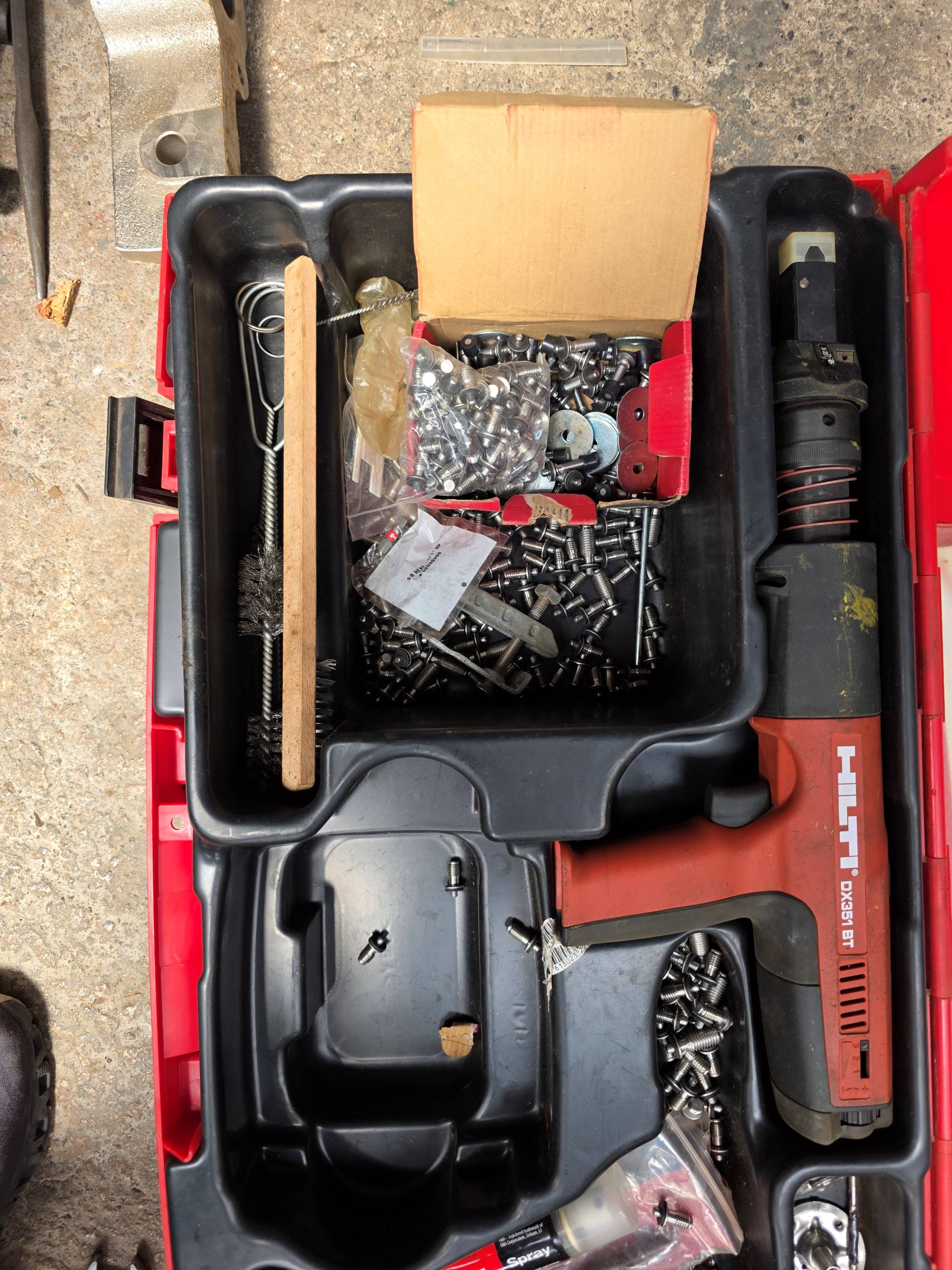 Hilti DX 351-BT Barutlu Çivi Çakma Tabancası