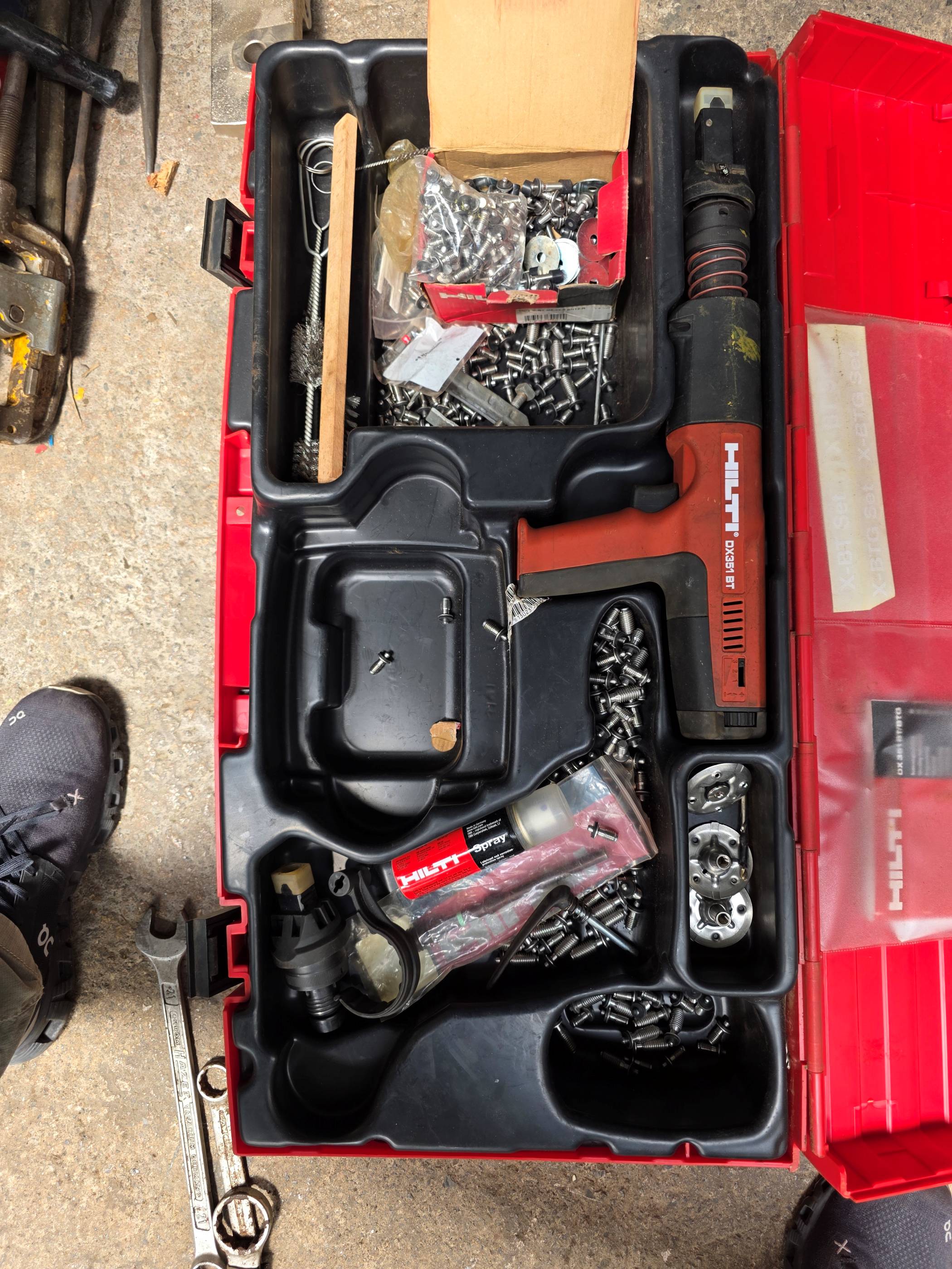 Hilti DX 351-BT Barutlu Çivi Çakma Tabancası