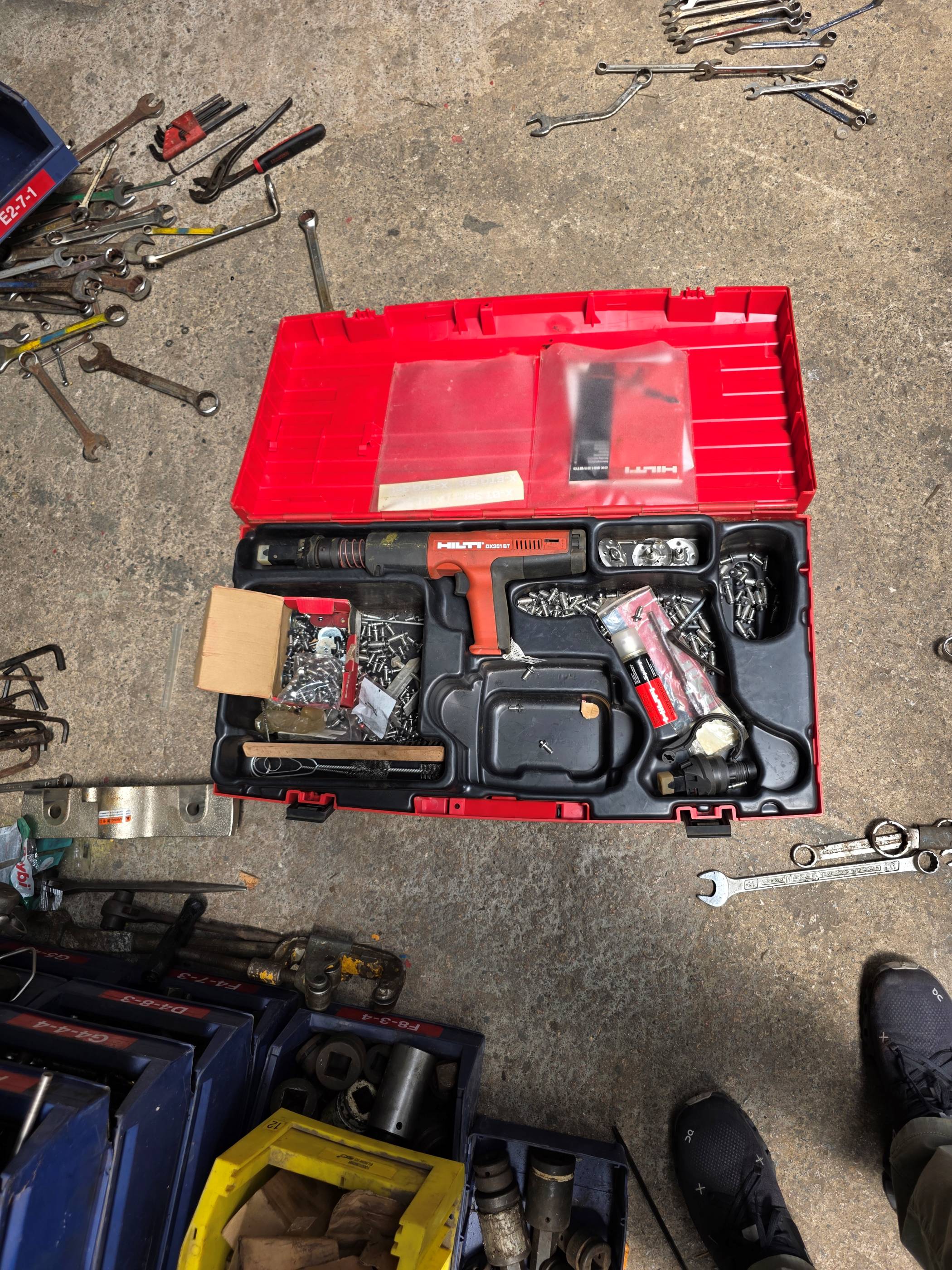 Hilti DX 351-BT Barutlu Çivi Çakma Tabancası